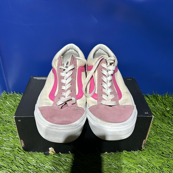 Size 9.5 vans sneakers.  Like new - Picture 2 of 3